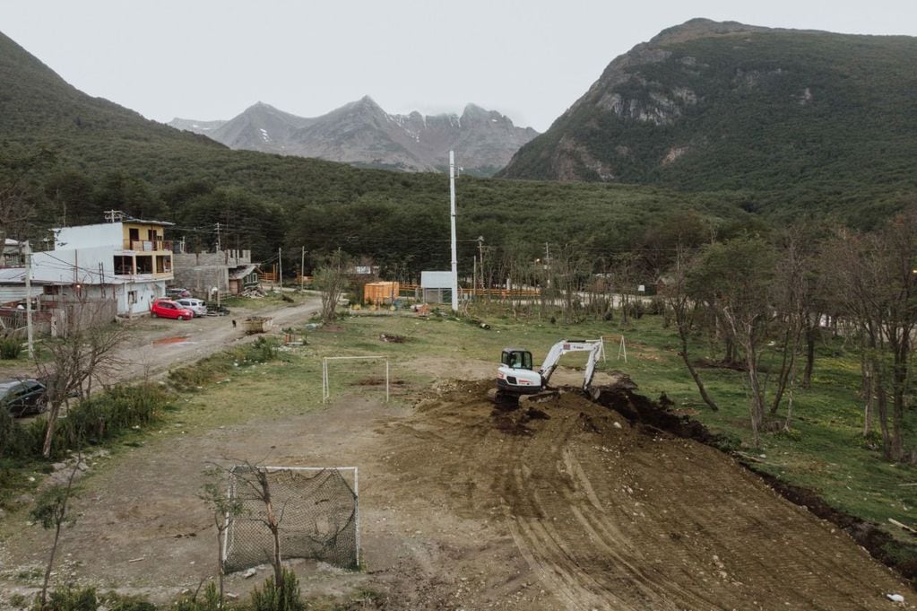 Trabajo de suelo para la construcción del primer playón deportivo en Andorra que forma parte del plan de obras de la Municipalidad de Ushuaia.