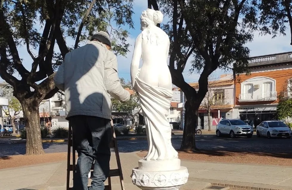 Roberto Grazioli se encarga del mantenimiento de las estatuas de la Plaza 25 de Mayo