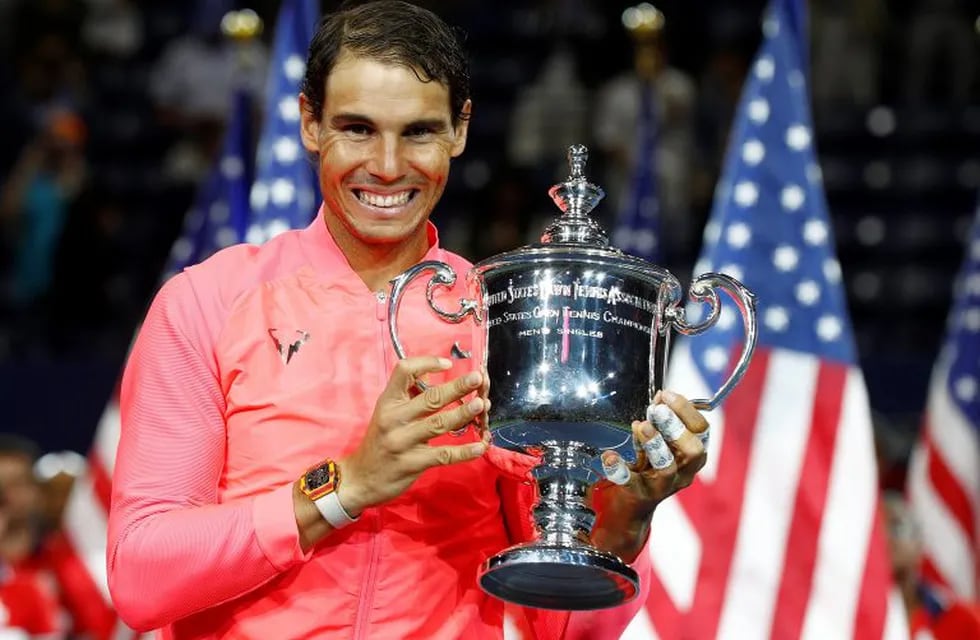 MCX001. New York (United States), 10/09/2017.- Rafael Nadal of Spain celebrates with the championship trophy after defeating Kevin Anderson of South Africa to win the US Open Tennis Championships men's final round match at the USTA National Tennis Center in Flushing Meadows, New York, USA, 10 September 2017. The US Open runs through September 10. (España, Abierto, Tenis, Nueva York, Sudáfrica, Estados Unidos) EFE/EPA/JUSTIN LANE *** Local Caption *** 53000073