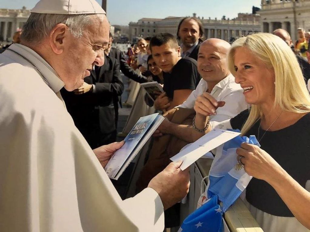 Daniela Badra junto al sumo pontífice en el Vaticano. En esa ocasión el Papa Francisco recibe el libro de Daniela.
@DanielaBradraLapovsky