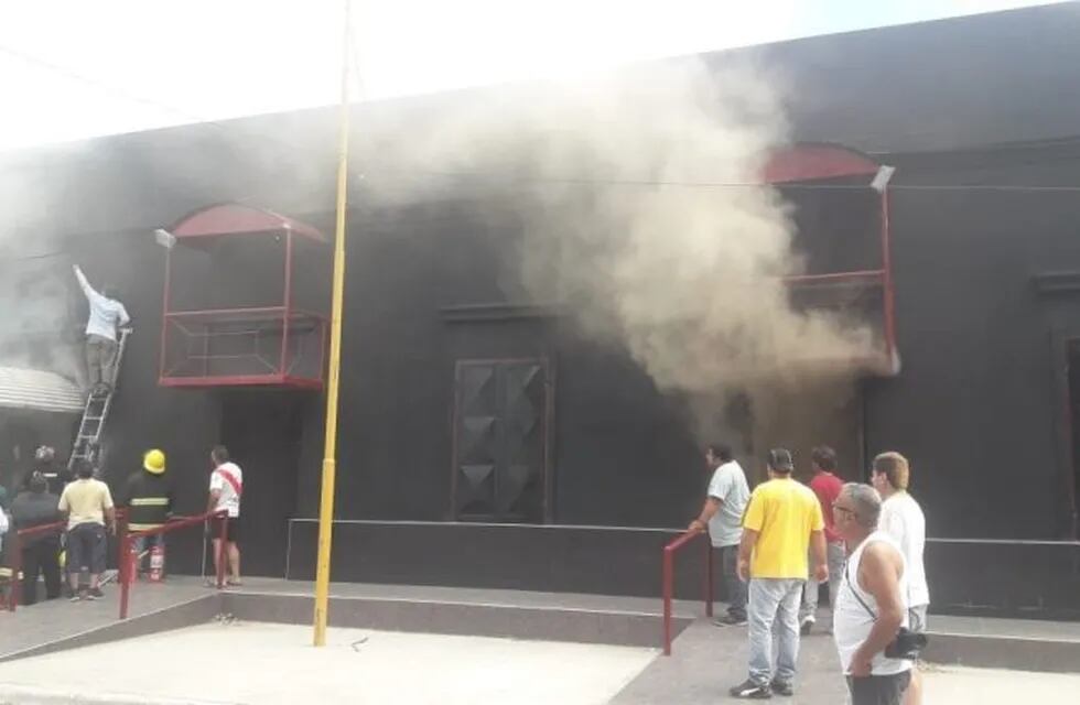 Incendio en un boliche en Chumbicha. (Foto: Caatamarca Actual).