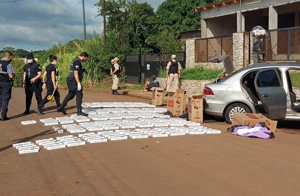 En el automóvil secuestrado se hallaron cinco cajas de cigarrillos de fabricación paraguaya sin avales aduaneros.