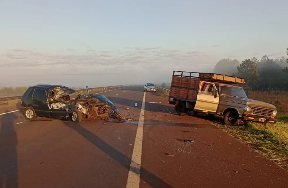 Automovil chocó contra una camioneta que estaba en la banquina y murió el acompañante - Ruta 105 Garupá