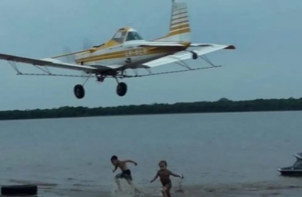 Avioneta sobrevoló rasante sobre niños en la playa correntina (Radio LT7).