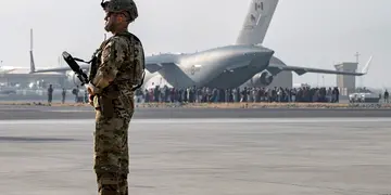 Soldado estadounidense en el aeropuerto de Kabul. (Sra Taylor Crul/US Air/Planet Pix vía Zuma Press Wire/DPA)
