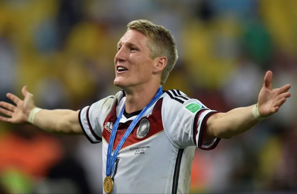 In this July 13, 2014 file photo Germany's Bastian Schweinsteiger celebrates after the World Cup final soccer match between Germany and Argentina at the Maracana Stadium in Rio de Janeiro, Brazil.  Germany won the match 1-0. Germany captain Bastian Schweinsteiger said Friday, July 29, 2016 he is quitting the national team. The 31-year-old said in a Twitter statement that heu2019s asked Germany coach not to include him in the line-up in future.  (AP Photo/Martin Meissner, file)  Bastian Schweinsteiger anuncio retiro de la seleccion alemania futbol futbolista jugador aleman
