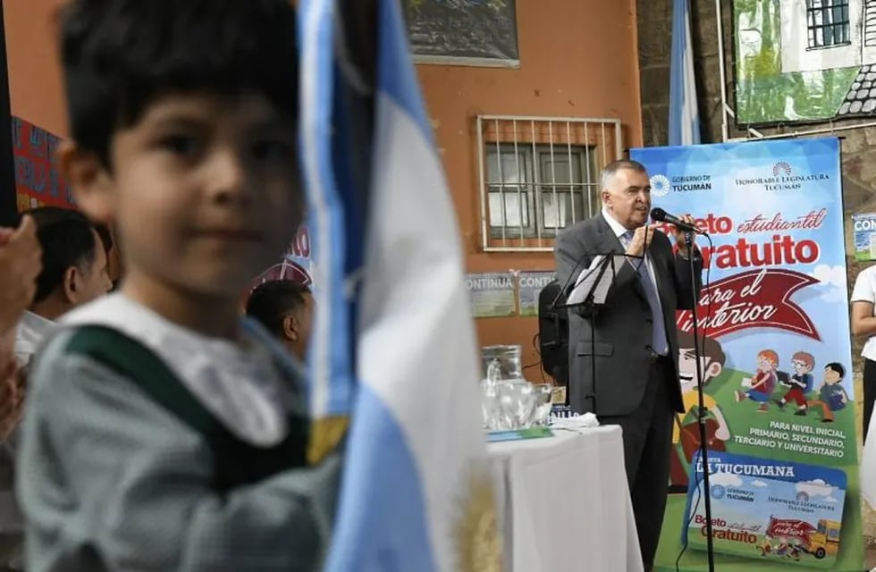 San Javier: Jaldo hizo la primera entrega del Boleto Estudiantil Gratuito. (Gobierno de Tucumán)