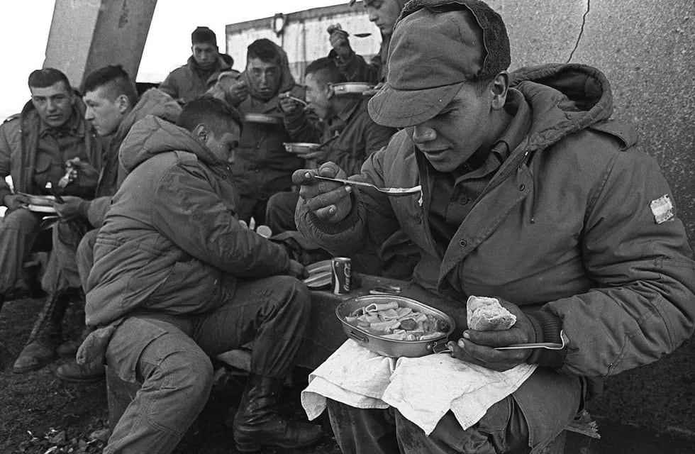 Puerto Argentino. Soldados argentinos durante un descanso en la Guerra de Malvinas.