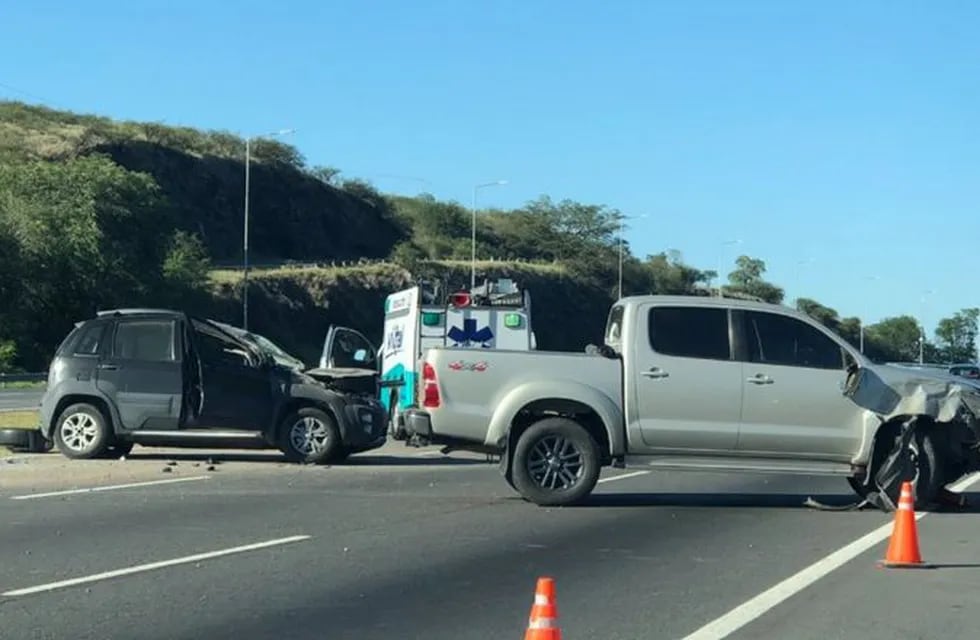 Violento choque en autopista Córdoba-Carlos Paz. (Foto: Cadena 3).