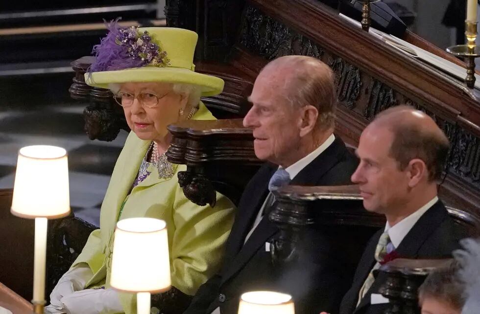 El príncipe Felipe (c), junto a la reina Isabel II. (Owen Humphreys/via REUTERS)