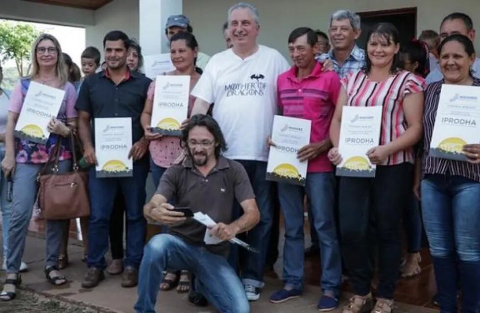 Entregaron 14 viviendas en Cerro Volcán y un SUM para Itacaruaré.