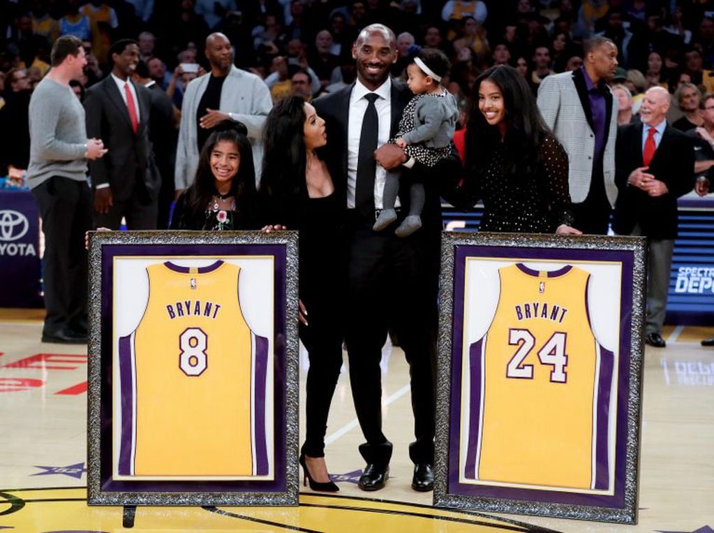 Kobe Bryant con su faimlia (Foto: Chris Carlson/AP)