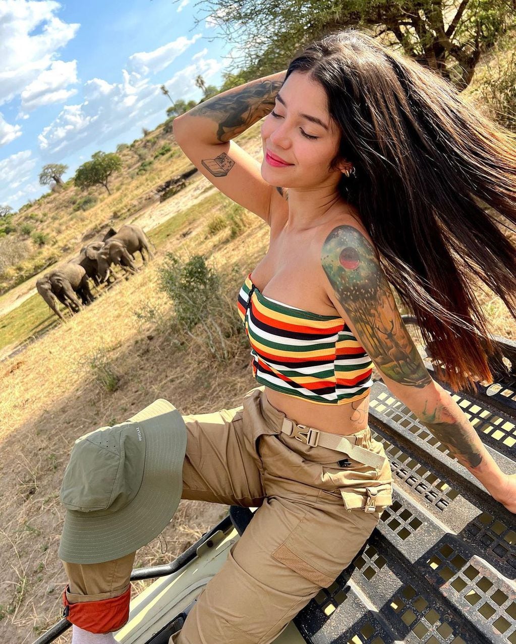Jenn Muriel utilizó un top de colores que resaltó en su look. (Foto: Instagram)