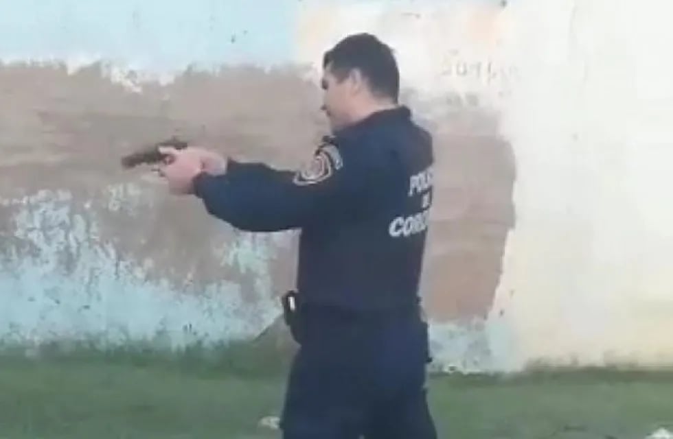 Policia dispara por la espalda a un joven.