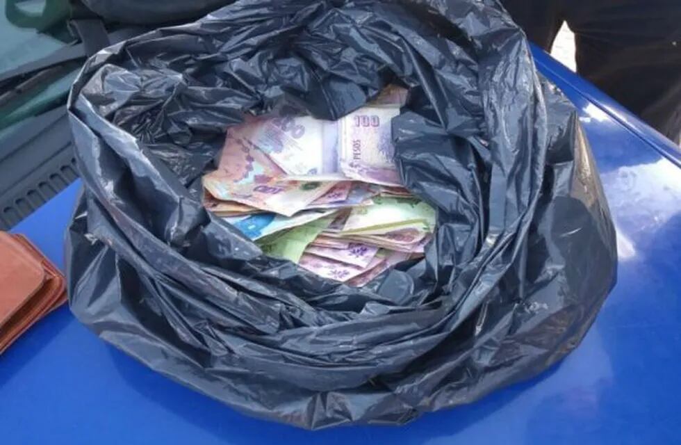 En una mochila guardaban bolsas con dinero y cocaína.