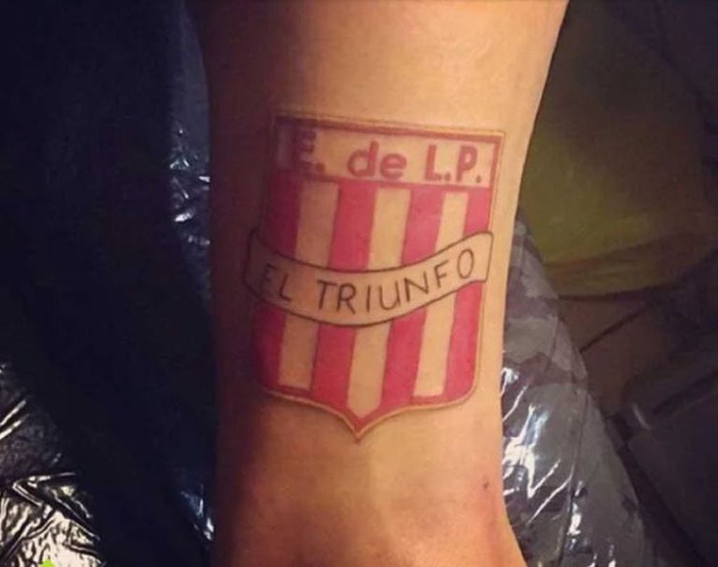 El tatuaje de Estudiantes de La Plata del defensor