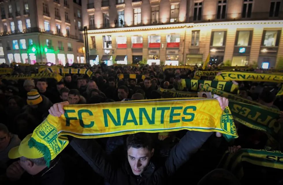 Hinchas del Nantes se juntaron en una plaza para pedir por Emiliano Sala. (AFP)