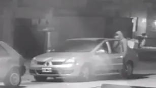 Una de las imágenes del robo al auto de Iván Viotti