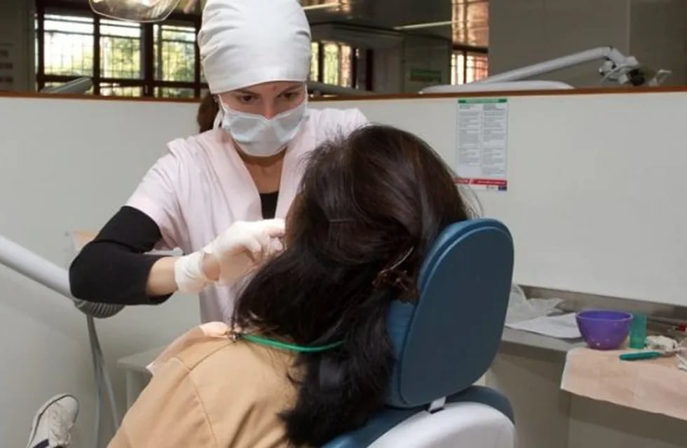 La Facultad de Odontología de la UNLP realiza exámenes de boca gratuitos para detectar cáncer.