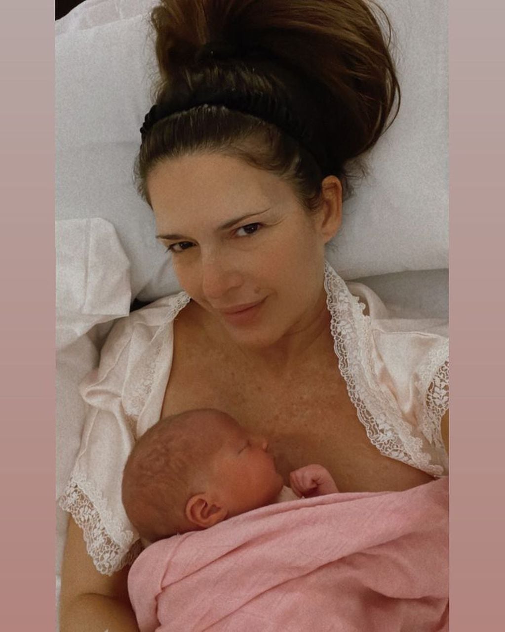 Isabel Macedo mostró la carita de su bebé por primera vez.