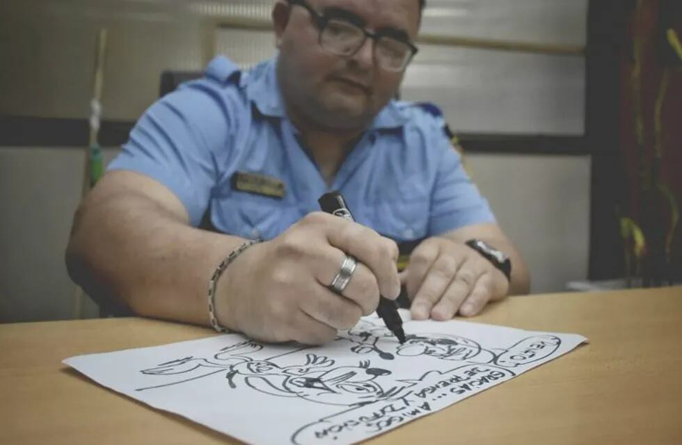 Jorge Aldet, el sargento de la Policía que además de ser efectivo, es caricaturista gráfico. (Facebook Policía de Córdoba)
