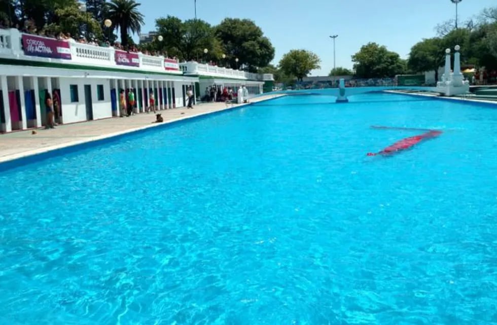 Las imágenes del festejo de los 100 de la pileta del Parque Sarmiento.