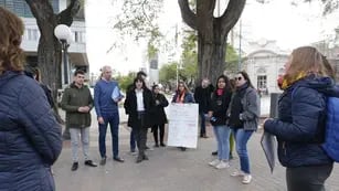 Concejales de JXC y el senador Dionisio Scarpín junto a los profesionales que reclamaron este martes