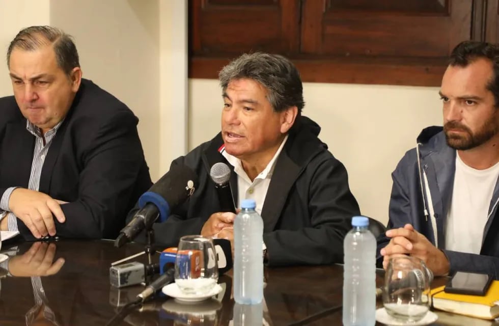 El secretario de Protección Civil de Santa Fe, Marcos Escajadillo, encabezó una conferencia de prensa por la emergencia hídrica en la provincia.
