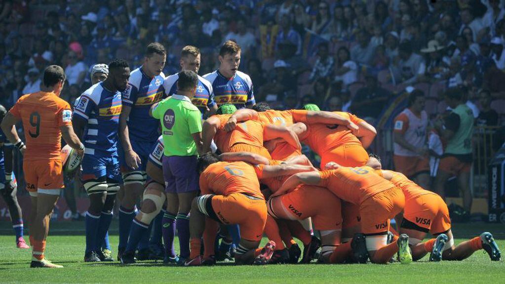 Players of both teams get ready to scrum during the Super Rugby Super XV match between Stormers (South Africa) and Jaguares (Argentina) at Newlands Stadium, on February 17, 2018, in Cape Town. / AFP PHOTO / RODGER BOSCH