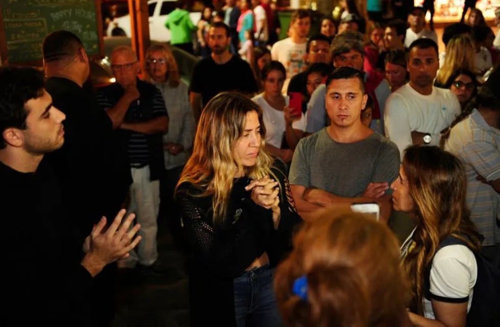 Jimena Barón estuvo presente en la marcha con velas hasta el boliche de Villa Gesell donde fuera asesinado a golpes Fernando Báez Sosa. (Clarín)