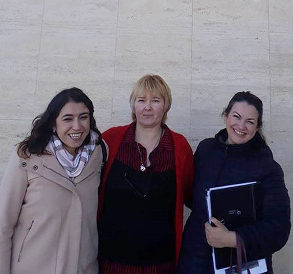 Berta junto con sus abogadas a la salida del Juzgado Federal de Rawson. Foto Jornada