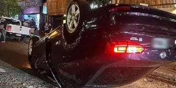 Conductora alcoholizada chocó y volcó su auto en pleno centro de Oberá