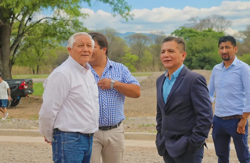El intendente electo de Perico, Rolando Ficoseco, y el secretario de Producción e Industria del municipio, Martín Miguel Llanos, en recorrida por el predio del Parque Industrial.