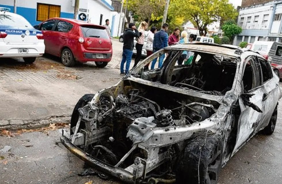 El vehículo de la hermana de la víctima fue devorado por las llamas. (La Capital)