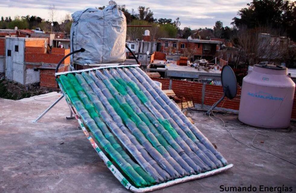Una arquitecta neuquina fabrica termotanques solares con material reciclado (Foto: LMN)