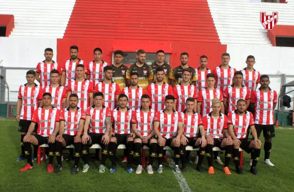 El plantel que buscará la Gloria del ascenso a Primera. Y con pilcha nueva.