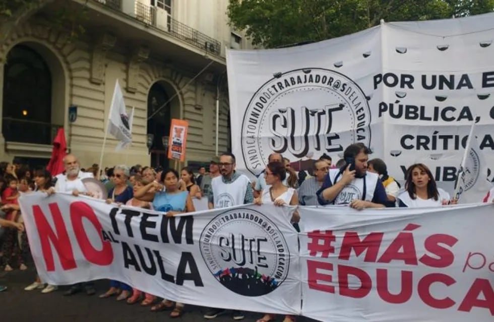 Miles de docentes marcharon en Mendoza.