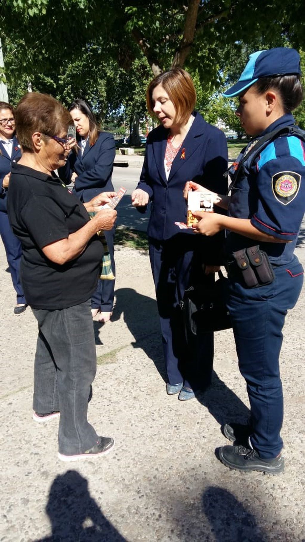Policía carlospacense repartió folletería y listones naranjas en Carlos Paz.