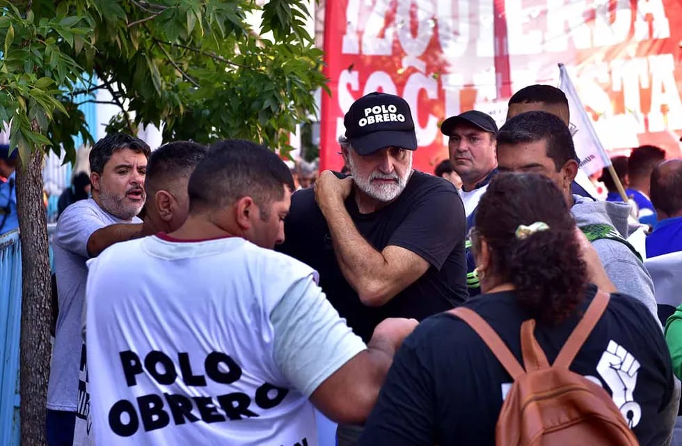 Organizaciones sociales marchan por el centro de la ciudad de Córdoba. Eduardo Belliboni del Partido Obrero presente. (Ramiro Pereyra / La Voz)