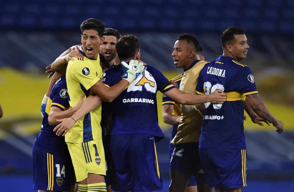 Los jugadores de Boca celebran después de derrotar al Internacional de Brasil por penales. (Foto: Marcelo Endelli / POOL / AFP)