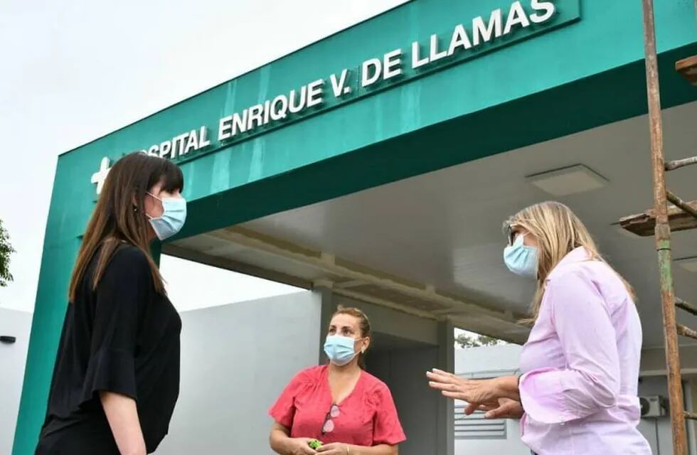 Benítez junto a María Luisa Chomiak y directora del hospital, Emilia Parra.
