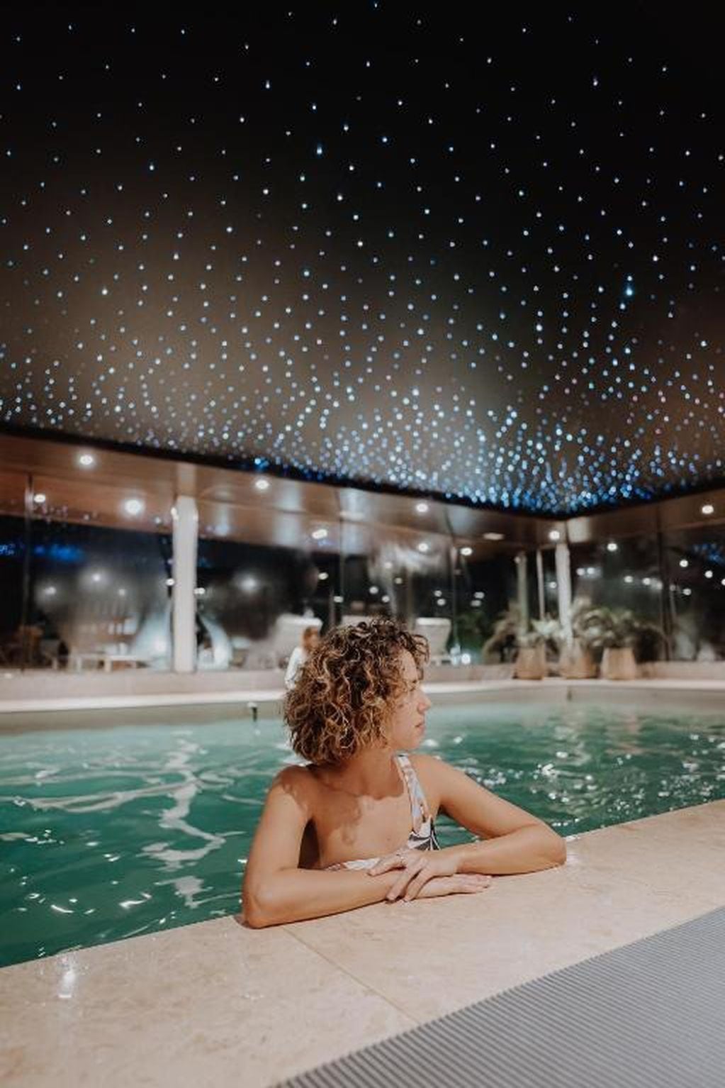 El alojamiento cuenta con una piscina iluminada que simula un cielo estrellado.