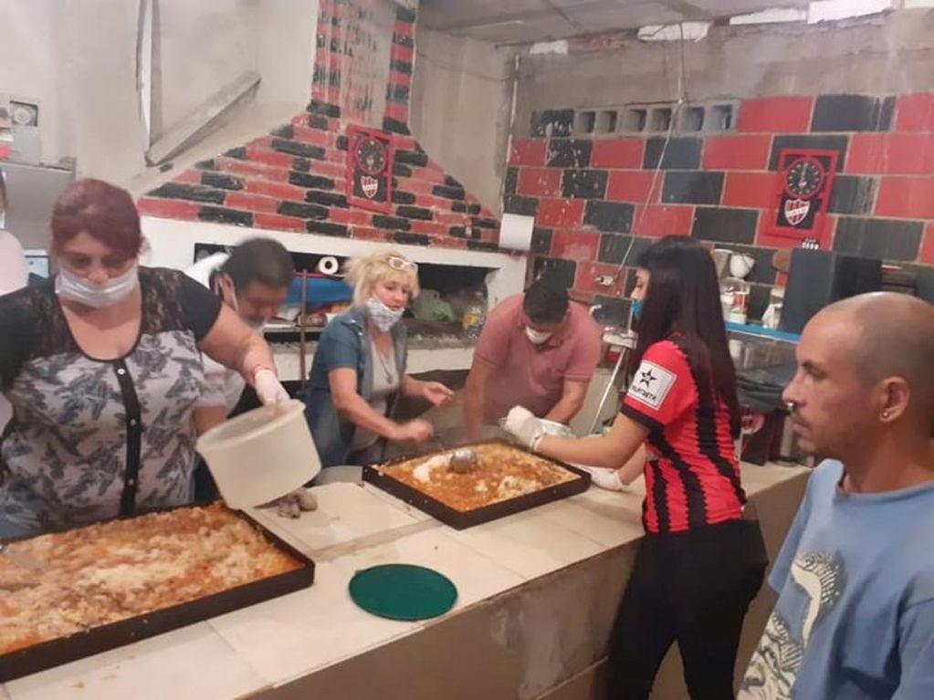 Hinchas y socios del club Los Andes colaboran para hacer la olla popular de los martes