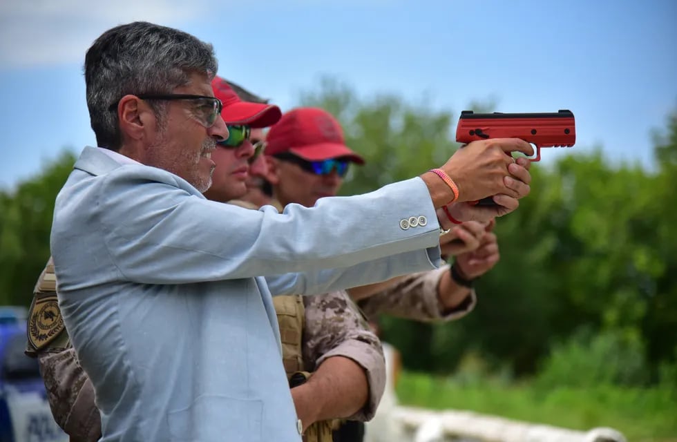 Nuevas armas no letales para la Policía de Córdoba. El ministro Juan Pablo Quinteros participó de la demostración (Christian Luna / La Voz)