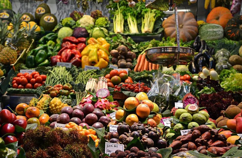 La diferencia de precios de las verduras y frutas se incrementa con el correr de los meses.