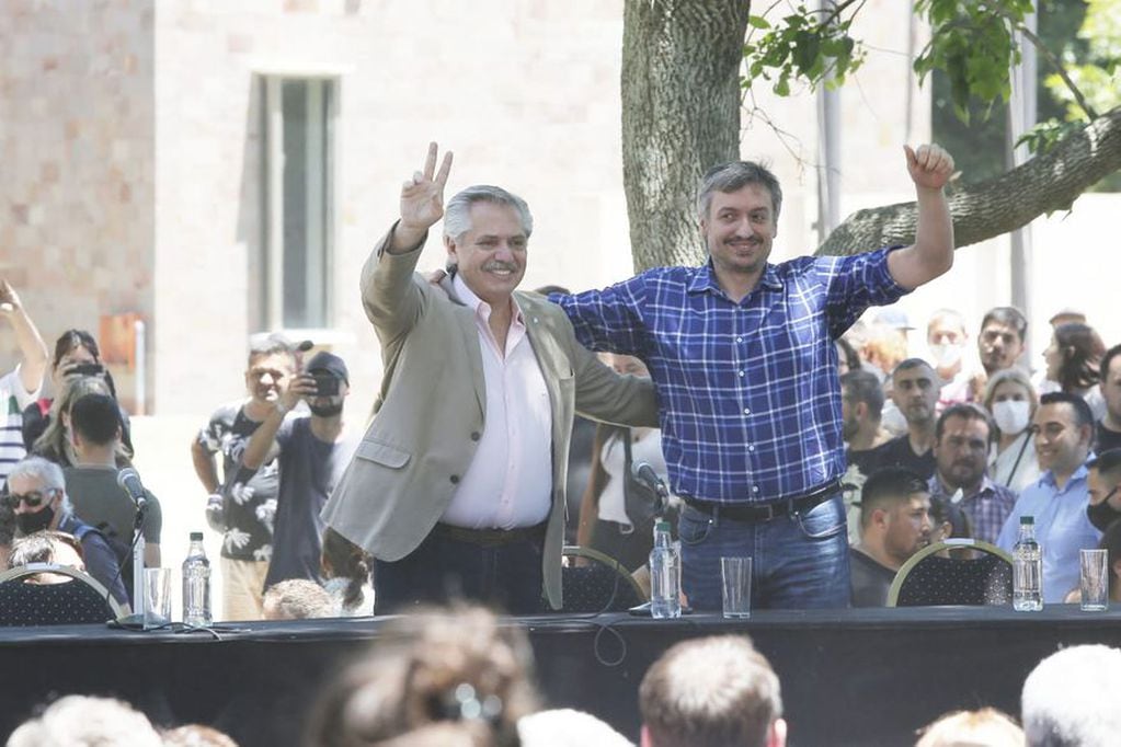 Alberto Fernández y Máximo Kirchner en el acto del Parque San Vicente durante la presentación de nuevas autoridades partidarias. 