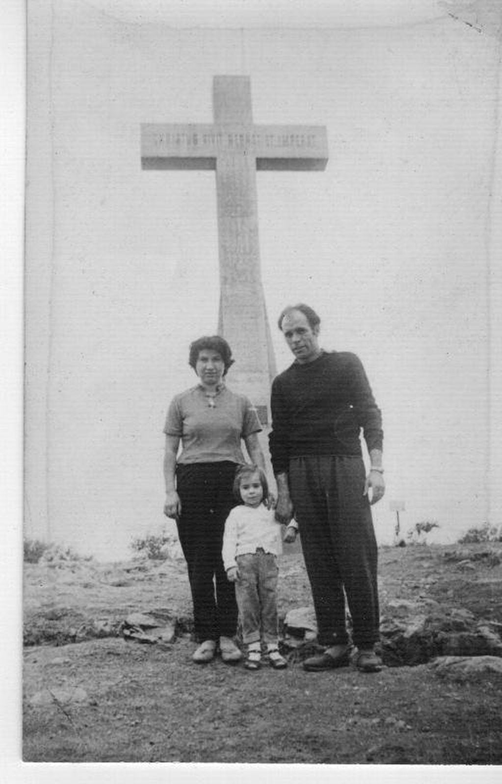 Gisela Angelini, junto a sus padres en el Cerro de la Cruz.