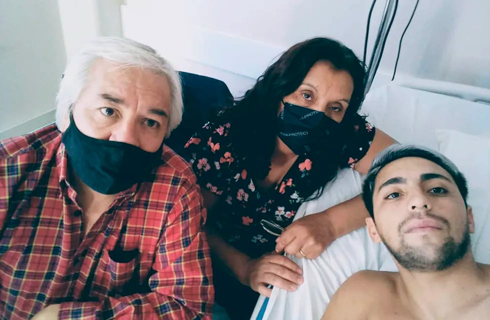 Franco Lizardo sufrió la amputación de sus piernas al caer en una máquina moledora de uva. Le daban 20% de posibilidades de sobrevivir y ahora está por recibir el alta transitoria del Hospital Italiano.