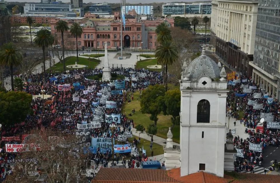 Barrios de Pie y el Polo Obrero se movilizan en la Plaza de Mayo con ollas populares. (Federico Imas)
