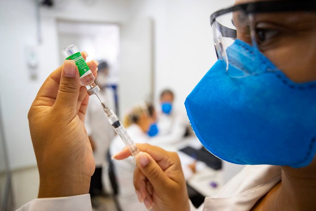 Una asistente de enfermería prepara una dosis de la vacuna Oxford-AstraZeneca para el COVID-19. (Foto: The Associated Press)